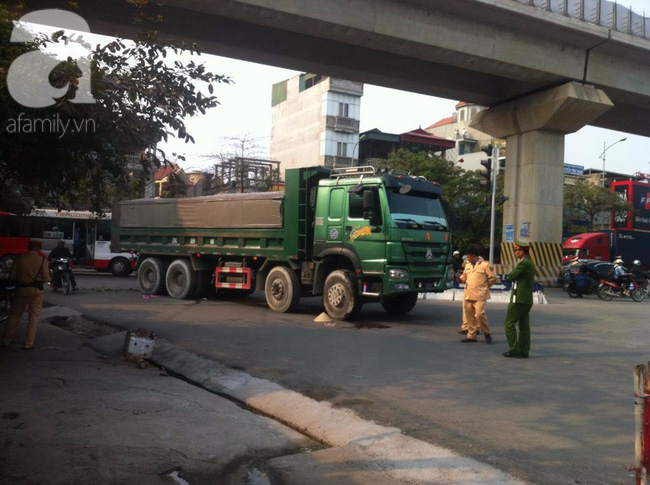 Hà Nội: Người phụ nữ gánh rau bán rong tử vong dưới bánh xe tải - Ảnh 2.