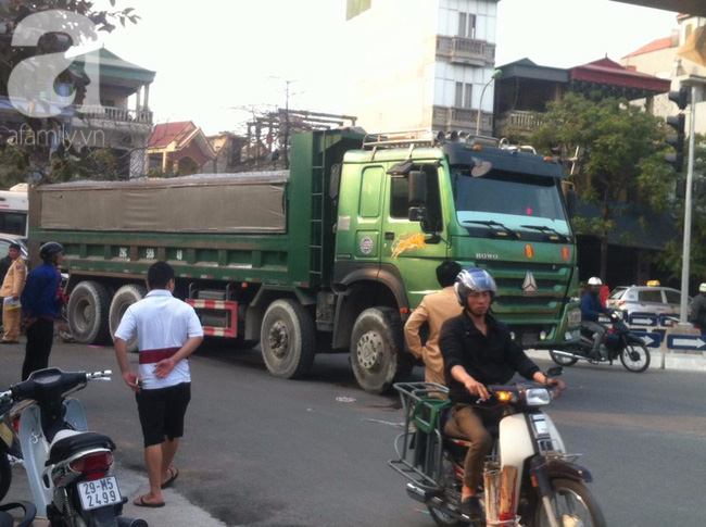 Hà Nội: Người phụ nữ gánh rau bán rong tử vong dưới bánh xe tải - Ảnh 1.