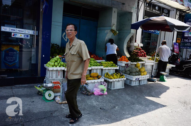 TPHCM: Ở quận 1, người đi bộ vẫn đang phải dùng chung vỉa hè với hàng quán, xe cộ như thế này - Ảnh 6.