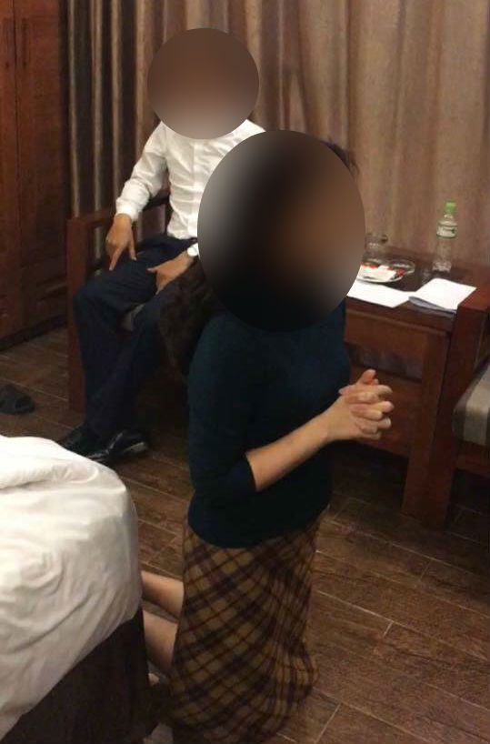 Xôn xao hình ảnh người phụ nữ quỳ lạy trong khách sạn vì bị bắt quả tang ngoại tình - Ảnh 3.