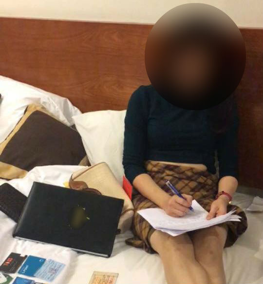 Xôn xao hình ảnh người phụ nữ quỳ lạy trong khách sạn vì bị bắt quả tang ngoại tình - Ảnh 2.