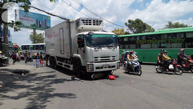 Thai phụ tử vong sau khi bị xe tải cuốn vào gầm - Ảnh 1.