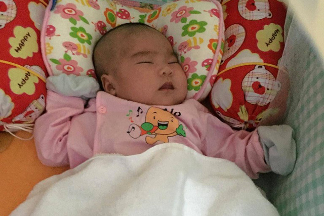 Vụ bé gái 2 tháng tuổi bị bỏ rơi trước cổng chùa: Đã có người xin nhận bé về nuôi - Ảnh 1.