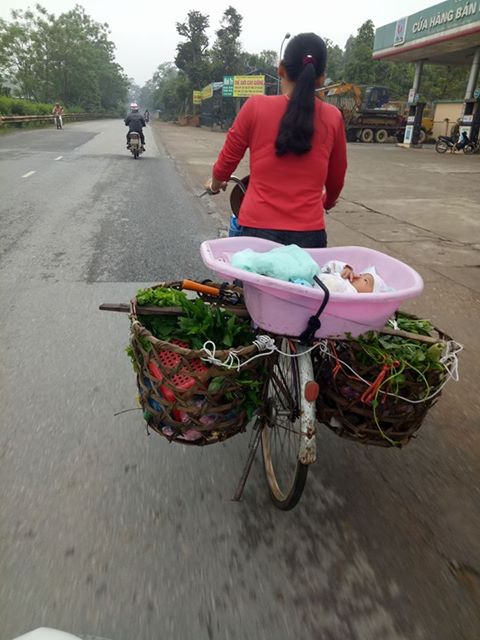 Ngày quốc tế lao động, ai cũng được nghỉ, riêng mẹ vẫn ôm con chạy xe ôm kiếm thêm từng đồng - Ảnh 5.