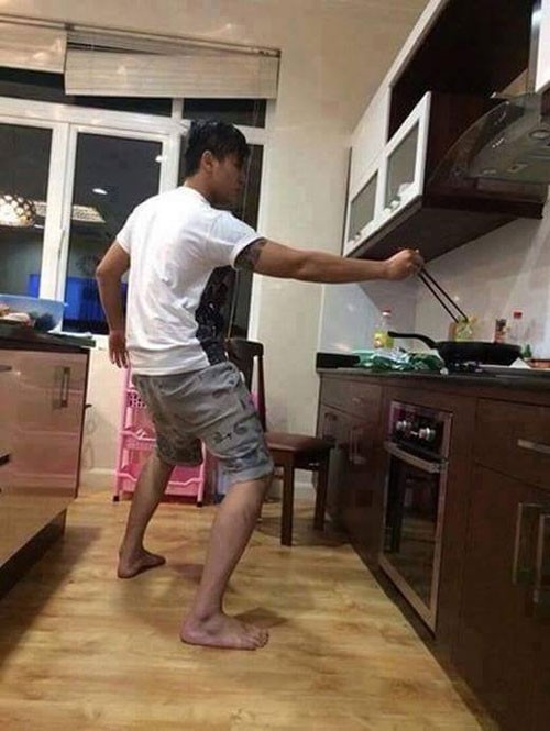 Chết cười với những cảnh khi đàn ông vào bếp: nào là giáp xanh giáp hồng, không mũ bảo hiểm cũng trùm bọc nylon - Ảnh 10. Chết cười với những cảnh khi đàn ông vào bếp: nào là giáp xanh giáp hồng, không mũ bảo hiểm cũng trùm bọc nylon - Ảnh 10.