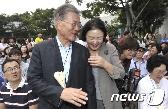 Đến phu nhân tân Tổng thống Hàn Quốc còn cọc đi tìm trâu, thì phụ nữ khi yêu hãy cứ bất chấp - Ảnh 23.