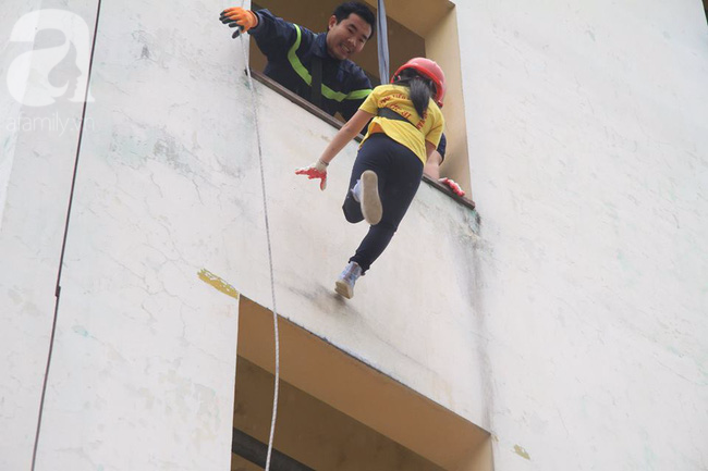 Hà Nội: Trẻ đu dây từ nhà cao tầng như người nhện khi học kĩ năng thoát hiểm - Ảnh 15.