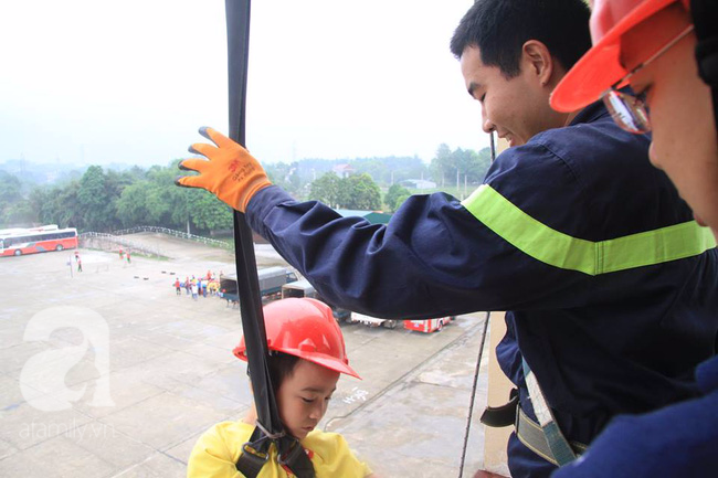 Hà Nội: Trẻ đu dây từ nhà cao tầng như người nhện khi học kĩ năng thoát hiểm - Ảnh 18.