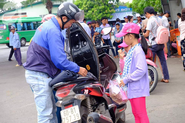 Kết thúc nghỉ lễ, dòng người ồ ạt đổ về thành phố, các cửa ngõ Hà Nội, Sài Gòn ách tắc cục bộ - Ảnh 35.