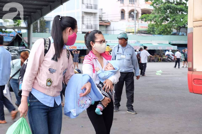 Kết thúc nghỉ lễ, dòng người ồ ạt đổ về thành phố, các cửa ngõ Hà Nội, Sài Gòn ách tắc cục bộ - Ảnh 31.