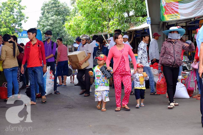 Kết thúc nghỉ lễ, dòng người ồ ạt đổ về thành phố, các cửa ngõ Hà Nội, Sài Gòn ách tắc cục bộ - Ảnh 23.