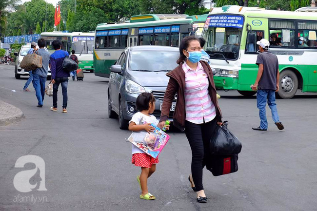 Kết thúc nghỉ lễ, dòng người ồ ạt đổ về thành phố, các cửa ngõ Hà Nội, Sài Gòn ách tắc cục bộ - Ảnh 22.