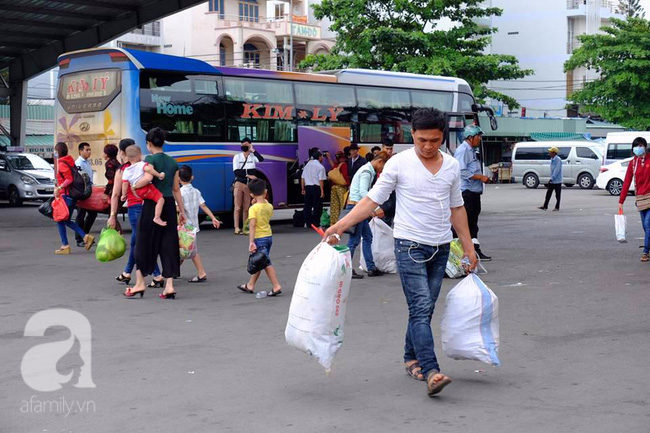 Kết thúc nghỉ lễ, dòng người ồ ạt đổ về thành phố, các cửa ngõ Hà Nội, Sài Gòn ách tắc cục bộ - Ảnh 19.