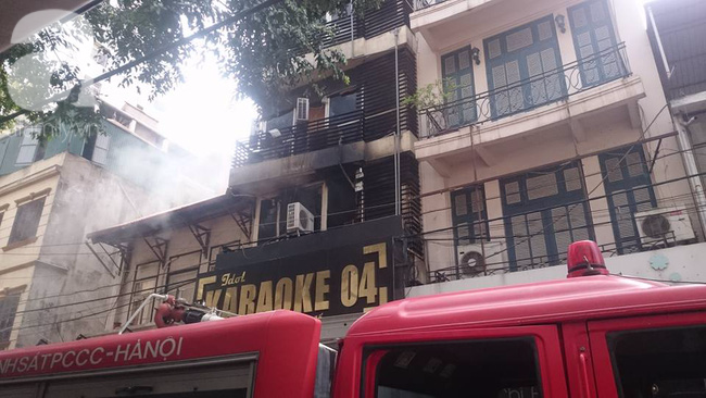 Hà Nội: Cháy quán karaoke 7 tầng, nhân viên tháo chạy xuống đường - Ảnh 2.