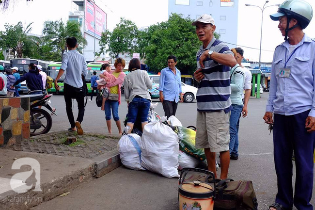 Kết thúc nghỉ lễ, dòng người ồ ạt đổ về thành phố, các cửa ngõ Hà Nội, Sài Gòn ách tắc cục bộ - Ảnh 26.