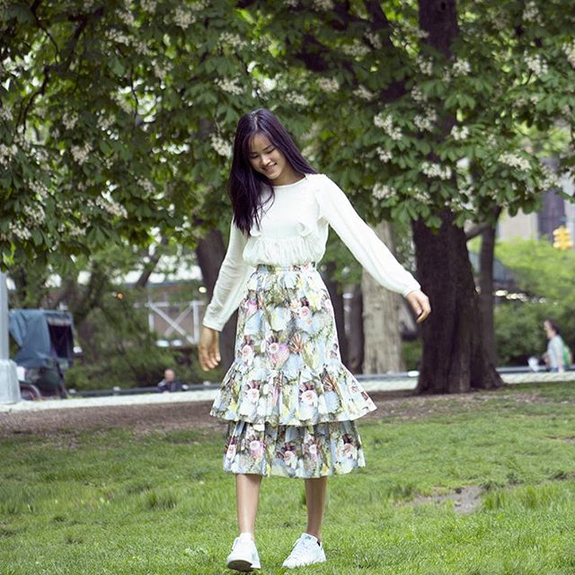 Ngọc Trinh khoe lưng trần mướt mắt ai nhìn cũng mê, Phạm Hương lại trung thành với style kín cổng cao tường suốt tuần qua - Ảnh 12.