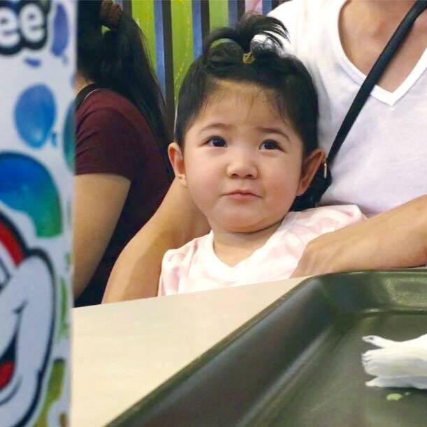 Em bé Lào Cai Yến Nhi đã tròn 2 tuổi, đáng yêu như thiên thần trong tiệc sinh nhật hồng - Ảnh 7.
