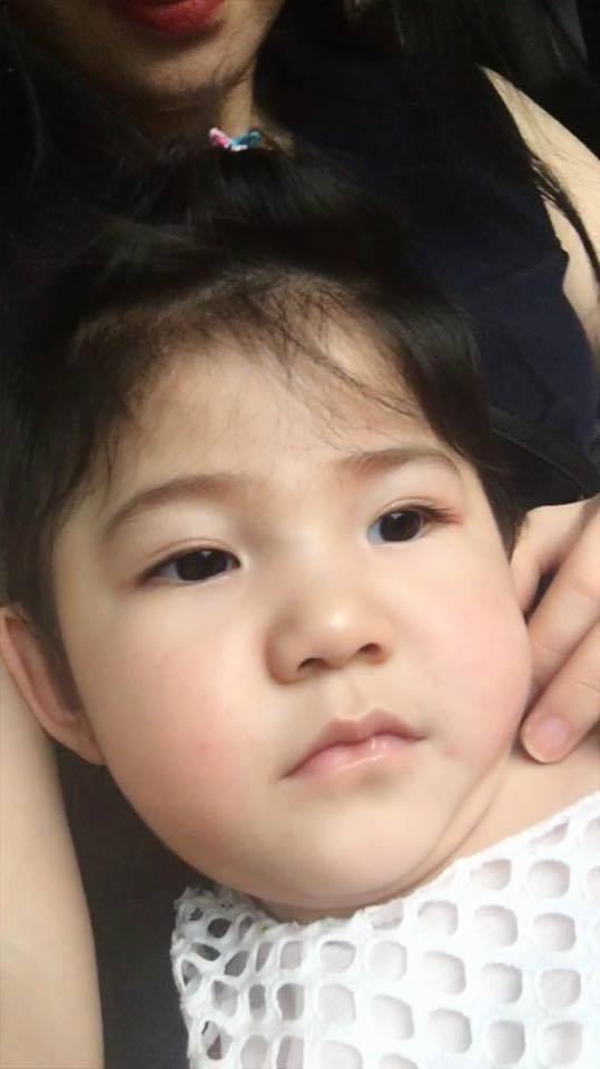 Em bé Lào Cai Yến Nhi đã tròn 2 tuổi, đáng yêu như thiên thần trong tiệc sinh nhật hồng - Ảnh 13.