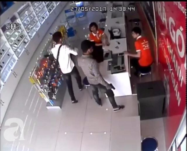 Bắc Ninh: Hai thanh niên xông vào cửa hàng khống chế các nhân viên để cướp  - Ảnh 1.