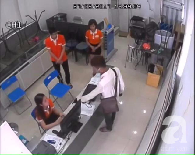 Bắc Ninh: Hai thanh niên xông vào cửa hàng khống chế các nhân viên để cướp  - Ảnh 2.