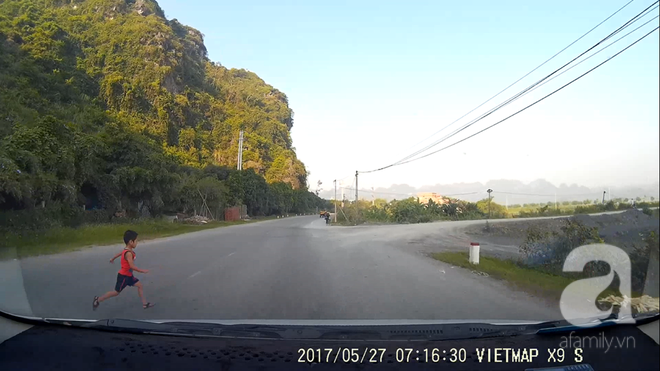 Không thể tin nổi, em bé này đã thoát chết kỳ diệu trước mũi xe đang lao trên quốc lộ - Ảnh 2. Không thể tin nổi, em bé này đã thoát chết kỳ diệu trước mũi xe đang lao trên quốc lộ - Ảnh 2.