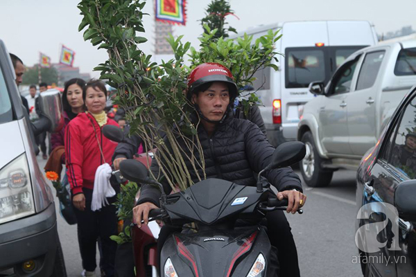 Nam Định: Dân đổ đi chợ Viềng sớm nửa ngày khiến mọi nẻo đường ùn tắc kinh hoàng - Ảnh 8.