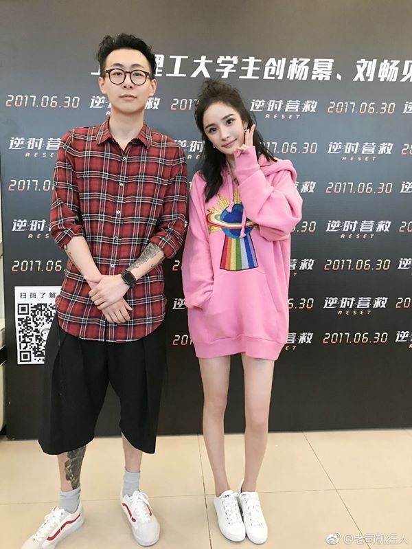 Dương Mịch diện mốt giấu quần, khoe đôi chân gầy khẳng khiu - Ảnh 9. Dương Mịch diện mốt giấu quần, khoe đôi chân gầy khẳng khiu - Ảnh 9.