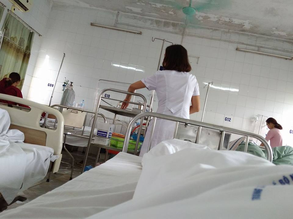 Sao Việt bị ném đá vì khoe ảnh nhập viện