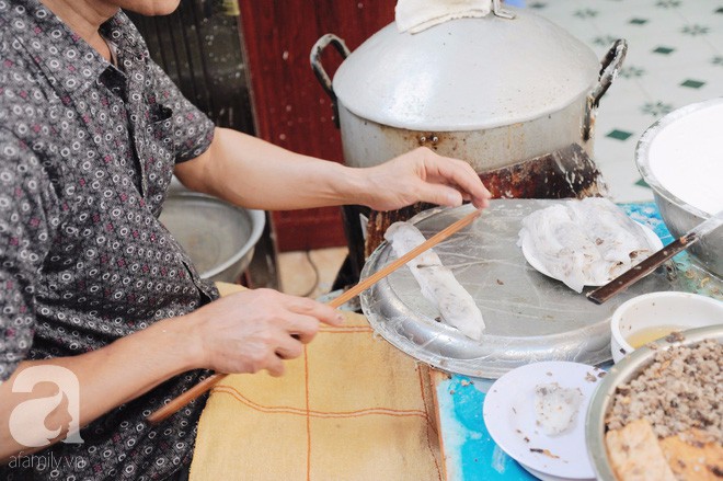 Hàng bánh cuốn già bằng cả đời người, 70 năm tuổi trên phố Thụy Khuê, từ thời bao cấp vẫn giữ giá 10 nghìn/đĩa đầy - Ảnh 23.