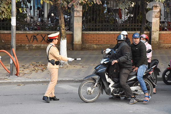 Tạm gác chuyện gia đình, những người phụ nữ này vẫn âm thầm làm việc trước thời khắc giao thừa - Ảnh 10.