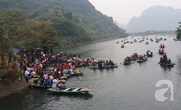 Bất chấp nguy hiểm, người lớn, trẻ nhỏ không mặc áo phao khi qua sông ở KDL Tràng An - Ảnh 12.