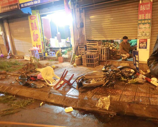 Hà Nội: Ô tô Yaris mất lái đâm hàng loạt xe máy, ít nhất 8 người nhập viện - Ảnh 2. Hà Nội: Ô tô Yaris mất lái đâm hàng loạt xe máy, ít nhất 8 người nhập viện - Ảnh 2.