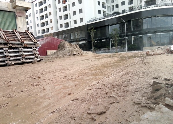 Hà Nội: Ở chung cư cao cấp nhưng đường lầy lội bùn đất tựa ao làng - Ảnh 2.