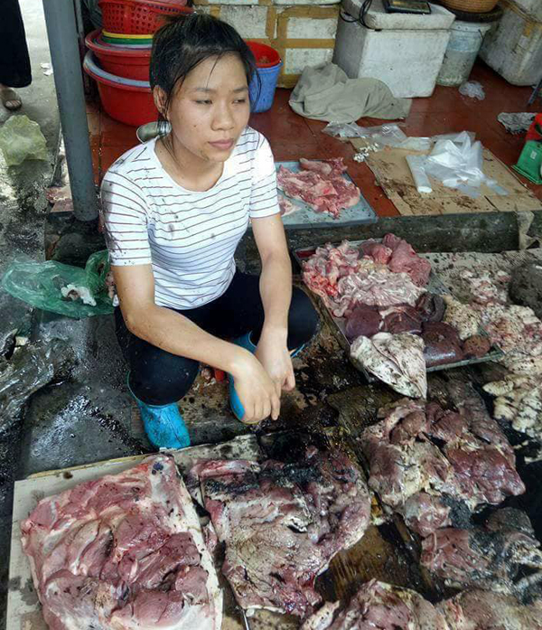 Hải Phòng: Cả chục cân thịt lợn của người phụ nữ bị tạt dầu luyn vì bán giá rẻ khiến dư luận phẫn nộ - Ảnh 4.