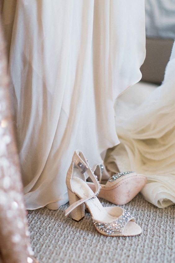 7 mẫu giày đẹp nín thở dành riêng cho các cô dâu trong ngày trọng đại - Ảnh 8.