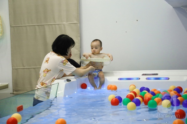 Đột nhập trung tâm mát-xa dưới nước cho trẻ sơ sinh xem các bé bơi nổi từ 5 tuần tuổi - Ảnh 12.
