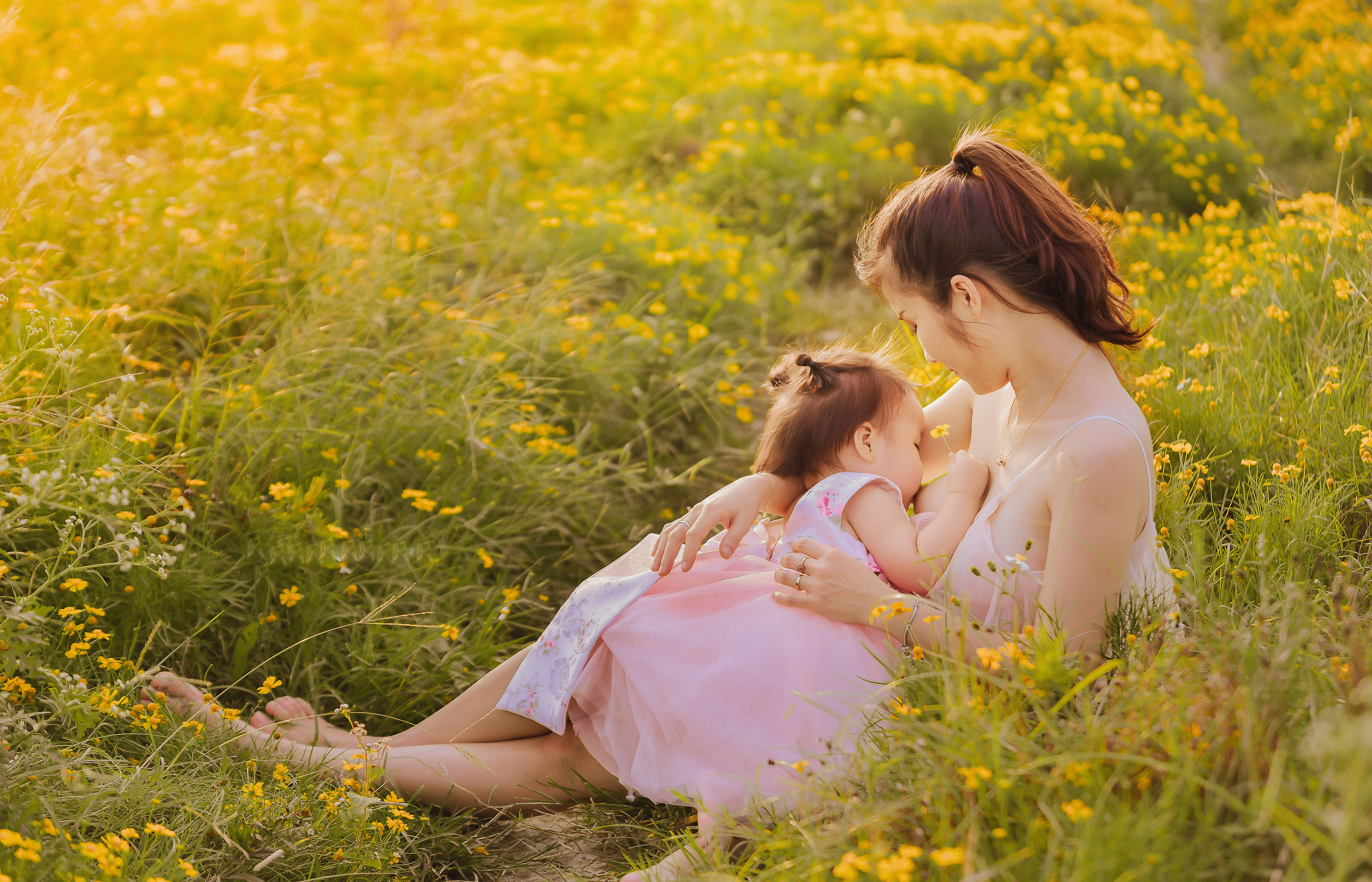 Mẹ 9x (or breastfeeding): Bức tranh chân thật và cảm động về tình mẹ con sẽ khiến cho chúng ta nhớ lại cảm giác ôm ấp, bồng bế của mẹ khi còn bé. Hình ảnh mẹ đang cho con bú là sự ấm áp và thân thương không thể nào tả được. Hãy cùng nhìn ngắm và cảm nhận tình yêu của mẹ dành cho đứa trẻ của mình.