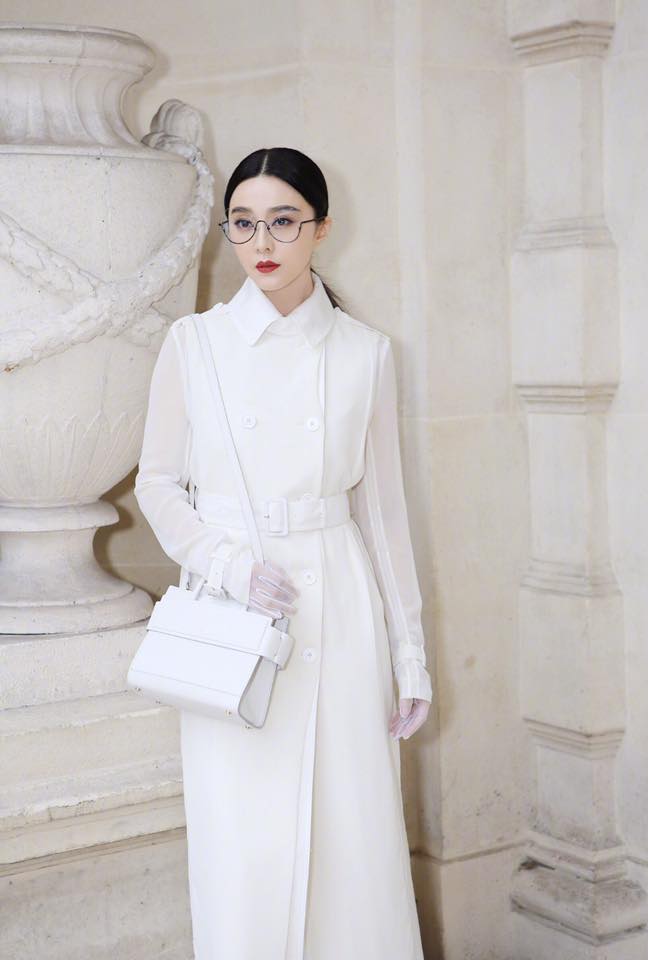 Phạm Băng Băng đẹp xuất sắc trong loạt ảnh không qua chỉnh sửa tại Paris Fashion Week - Ảnh 2. Phạm Băng Băng đẹp xuất sắc trong loạt ảnh không qua chỉnh sửa tại Paris Fashion Week - Ảnh 2.