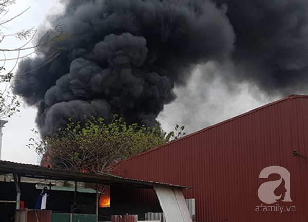 Hà Nội: Cháy kho hàng trên phố Trần Kim Xuyến, cột khói bốc cao hàng chục mét - Ảnh 4.