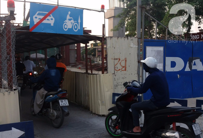 Hà Nội: Thi công đường sắt trên cao, xe máy chui qua hầm sắt  đi tạm - Ảnh 2.