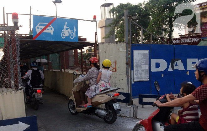 Hà Nội: Thi công đường sắt trên cao, xe máy chui qua hầm sắt  đi tạm - Ảnh 3.