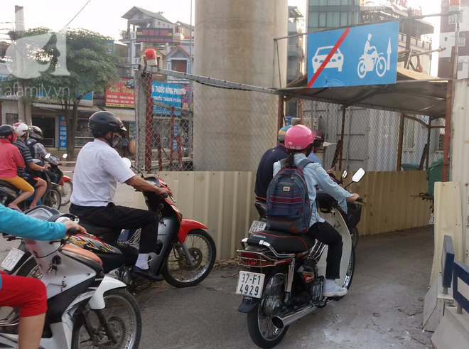 Hà Nội: Thi công đường sắt trên cao, xe máy chui qua hầm sắt  đi tạm - Ảnh 4.