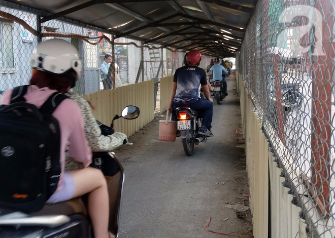 Hà Nội: Thi công đường sắt trên cao, xe máy chui qua hầm sắt  đi tạm - Ảnh 8.