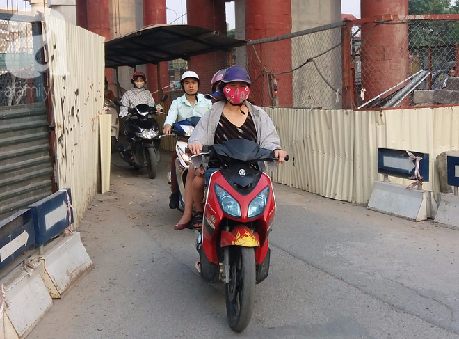 Hà Nội: Thi công đường sắt trên cao, xe máy chui qua hầm sắt  đi tạm - Ảnh 9.
