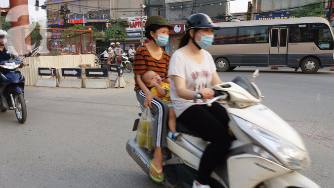 Hà Nội: Thi công đường sắt trên cao, xe máy chui qua hầm sắt  đi tạm - Ảnh 10.