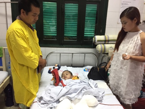 Mẹ bị thương, con trai 4 tuổi phải cắt 2 chân vì đất đá sạt lở vùi lấp nhà ở Sơn La - Ảnh 1.