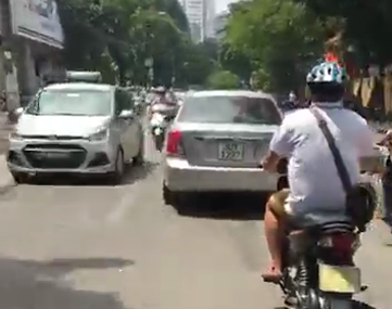 Hà Nội: Vi phạm giao thông, va chạm với người đi đường lao như phim hành động - Ảnh 3.