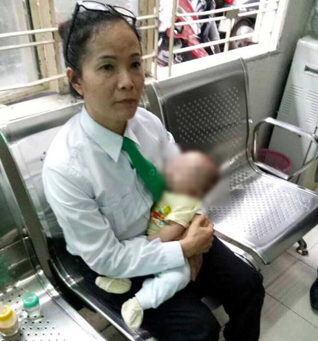 TP.HCM: Một bé trai 2 tháng tuổi nghi bị mẹ bỏ rơi trên xe taxi kèm theo lá thư xin lỗi - Ảnh 1.