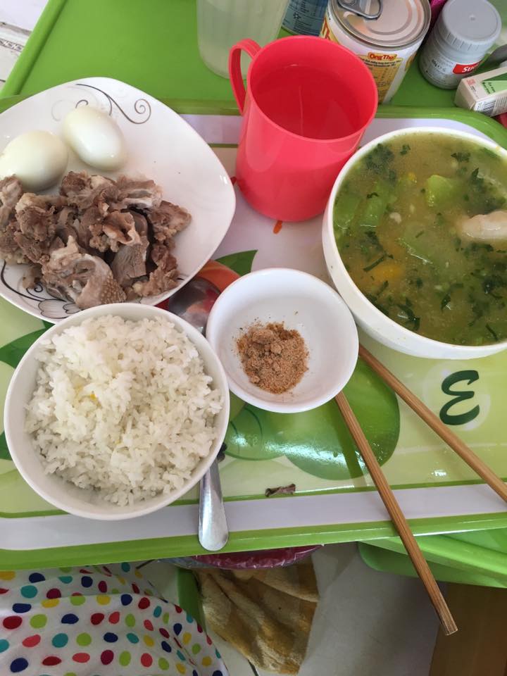 Chị em g&aacute;i như tr&aacute;i cau non, c&ocirc; em sướng nhất vịnh Bắc Bộ được chị g&aacute;i nấu cho cơm ở cữ ngon ph&aacute;t th&egrave;m - Ảnh 10.