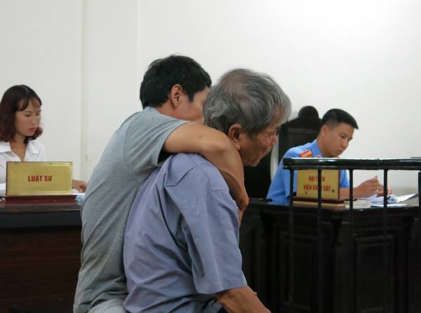 Hành trình 2 năm đi đòi công lý cho con gái bị cụ ông 79 tuổi hiếp dâm của đôi vợ chồng ở Hà Nội - Ảnh 2.